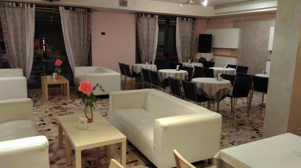 Hotel Flaminio Tavernelle Serrungarina ภายนอก รูปภาพ