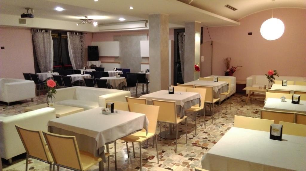 Hotel Flaminio Tavernelle Serrungarina ภายนอก รูปภาพ