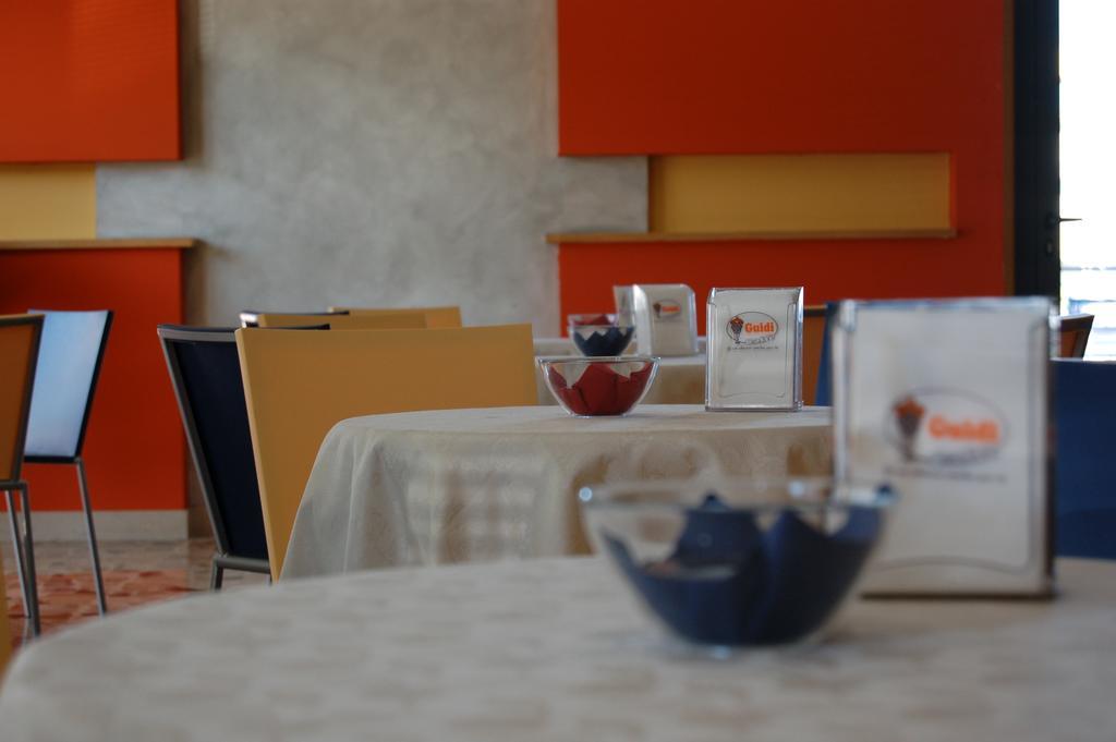 Hotel Flaminio Tavernelle Serrungarina ภายนอก รูปภาพ