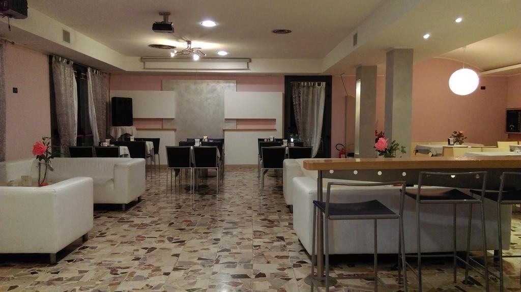 Hotel Flaminio Tavernelle Serrungarina ภายนอก รูปภาพ