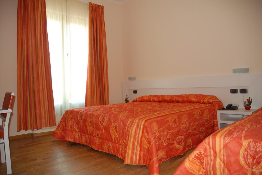 Hotel Flaminio Tavernelle Serrungarina ภายนอก รูปภาพ