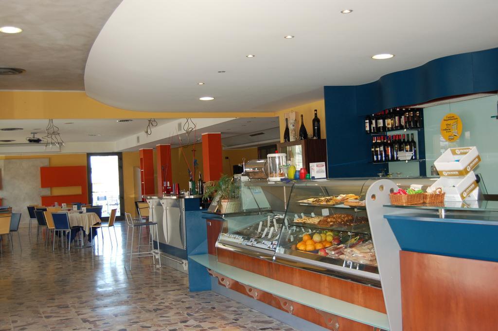 Hotel Flaminio Tavernelle Serrungarina ภายนอก รูปภาพ